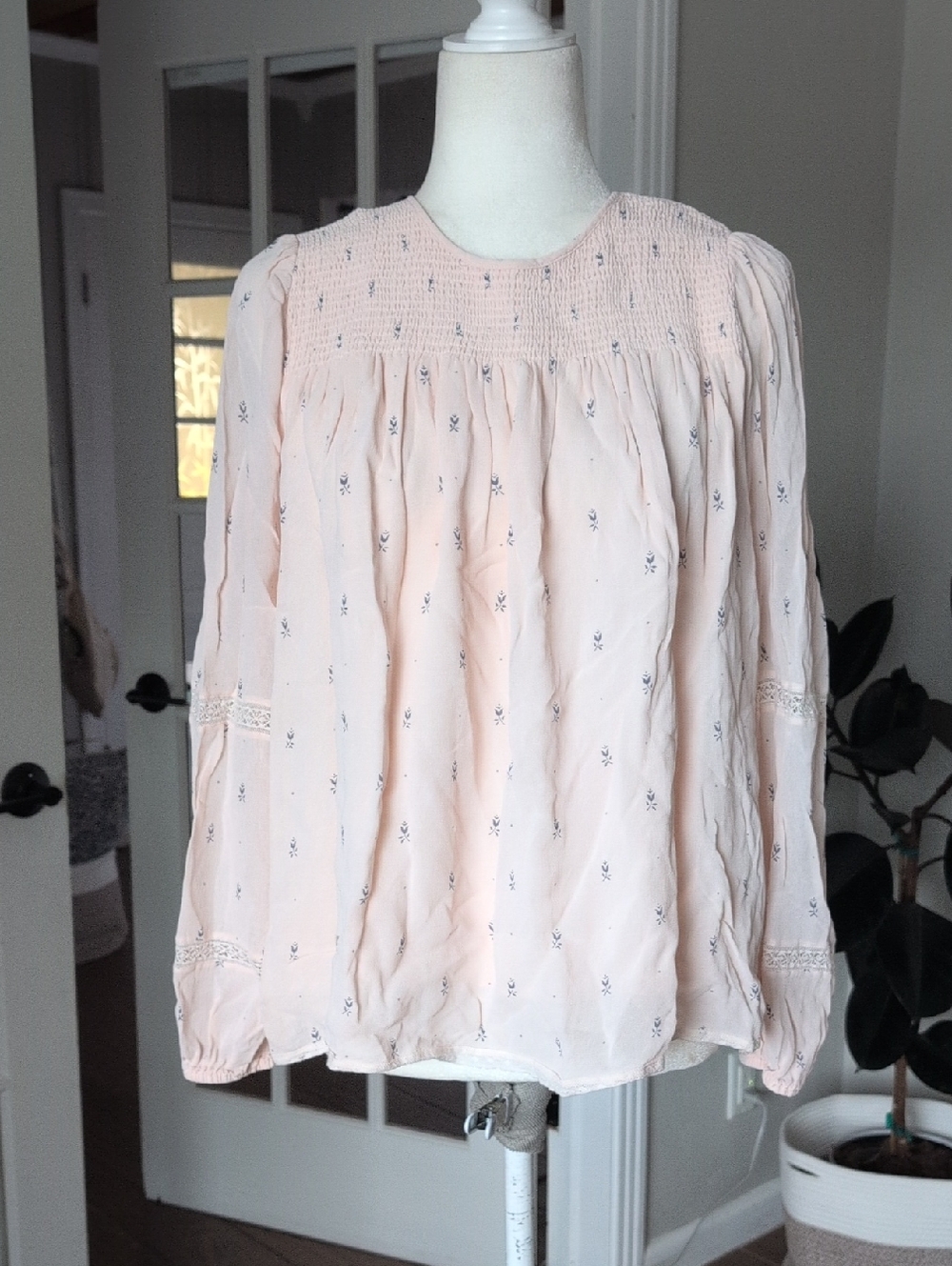 Wilfred Aritiza Blush Pink Smocked Yoke Peasant Blouse XS - Picture 2 of 9